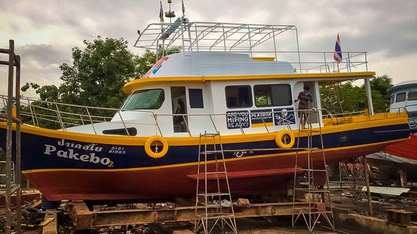 Bateau de l'école de plongée Phi Phi Diving sponsorisé par Plasdox