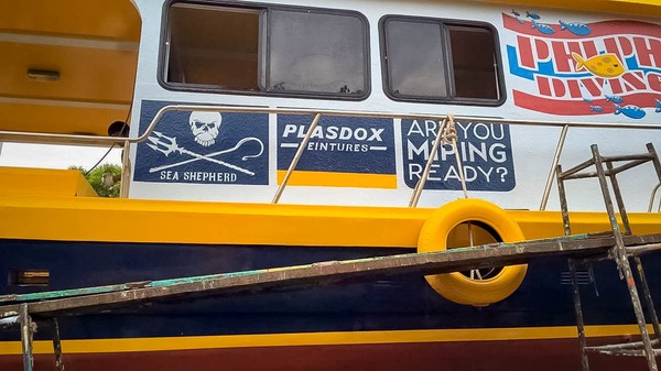 Bateau de l'école de plongée Phi Phi Diving sponsorisé par Plasdox