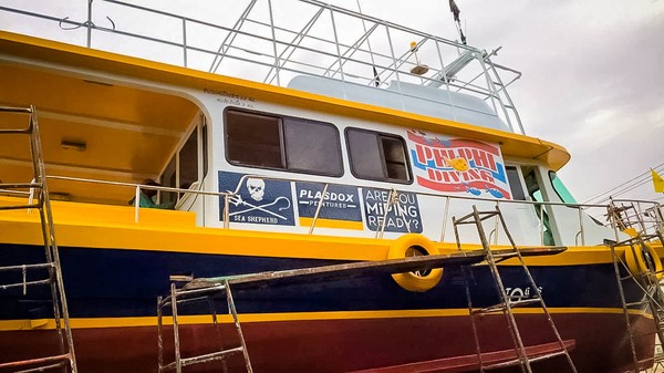 Bateau de l'école de plongée Phi Phi Diving sponsorisé par Plasdox