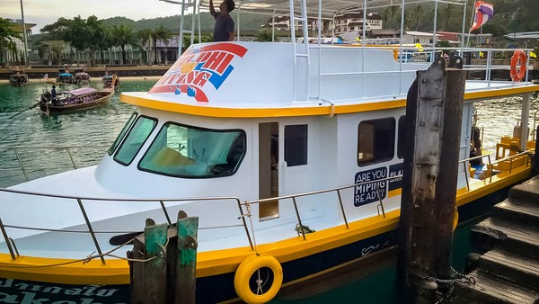 Bateau de l'école de plongée Phi Phi Diving sponsorisé par Plasdox