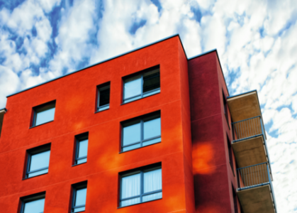 Façade d'un bâtiment couleur de peinture rouge