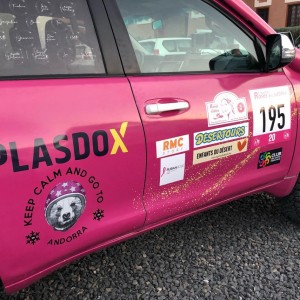 Voiture sponsorisée par Plasdox pour le rally Roses des sables